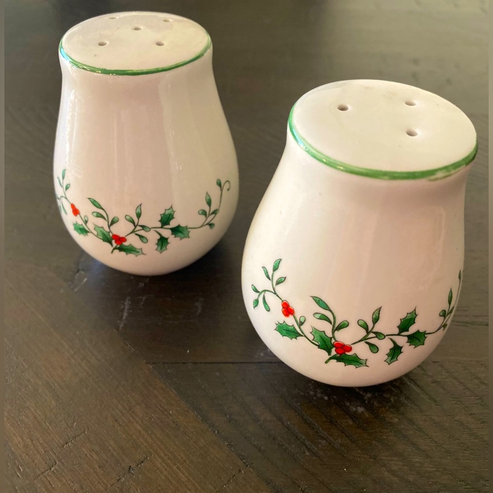 VTG 80s Gibson Christmas Holiday Holly Pattern Pair of Salt & Pepper Shakers (2)